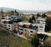 NUERA | PREDAJ 4i byt s predzáhradkou pri lese + 2x parking , BAIV - Rodinné domy v zelenej oblasti Bratislavy - Lamača, ulica Cesta na Klanec.