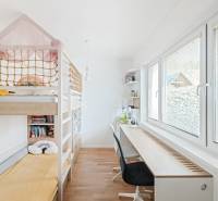 NUERA | PREDAJ 4i byt s predzáhradkou pri lese + 2x parking , BAIV - Detská izba s posteľou a pracovným stolom v 4-izbovom byte.