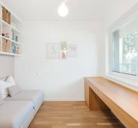 NUERA | PREDAJ 4i byt s predzáhradkou pri lese + 2x parking , BAIV - Svetlá izba s podlahou s dreveným dekorom, pohovkou a veľkými oknami.