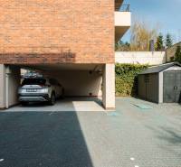 NUERA | PREDAJ 4i byt s predzáhradkou pri lese + 2x parking , BAIV - Skrytá parkovacia plocha s príjazdovou cestou a prístrešok na ulici Cesta na Klanec, Bratislava-Lamač.