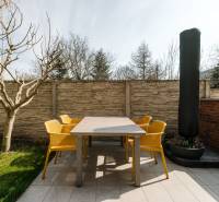 NUERA | PREDAJ 4i byt s predzáhradkou pri lese + 2x parking , BAIV - Terasa 4-izbového bytu na Ceste na Klanec v Lamači, s moderným nábytkom a stromom.