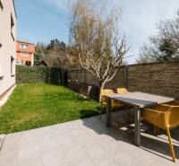 NUERA | PREDAJ 4i byt s predzáhradkou pri lese + 2x parking , BAIV - Terasa so záhradným stolom a stoličkami v 4-izbovom byte na Ceste na Klanec, Bratislava - Lamač.