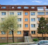 NOVO KOMPLET. PREROBENÝ 2 – IZB. BYT, PIVNICA ,LATORICKÁ, BRATISLAVA - Bytový dom na Latorickej ulici v Bratislave - Dolné hony s parkovaním v popredí.