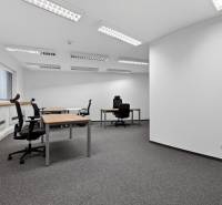 Kancelárie od 20m2 na PRENÁJOM | TOP biznis lokalita - Otváracie kancelárie s kancelárskymi stoličkami a stolmi, jednoduchý dizajn a koberec.