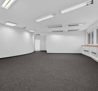 Kancelárie od 20m2 na PRENÁJOM | TOP biznis lokalita - Priestranné kancelárie s kobercovou podlahou, bielymi stenami a stropným osvetlením.