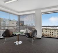 Kancelárie od 20m2 na PRENÁJOM | TOP biznis lokalita - Miestnosť s kreslami a stolíkom v kanceláriách s výhľadom na Bratislavu.