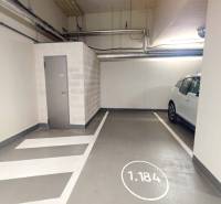 PREDAJ 2i byt SKY Park veža 2 Bratislava downtown - Podzemné parkovacie miesto na Továrenskej ulici v Bratislave - Starom Meste.