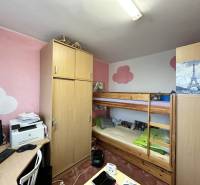 NA PREDAJ 3-IZBOVÝ BYT  S LODŽIOU, 67m2,  OKTÓBROVÁ ul,, PREŠOV - Izba v 3-izbovom byte so vstavanou skriňou, poschodovou posteľou a pracovným stolom.