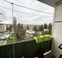 NA PREDAJ 3-IZBOVÝ BYT  S LODŽIOU, 67m2,  OKTÓBROVÁ ul,, PREŠOV - Pohľad z balkóna 3-izbového bytu na Októbrovej ulici v Prešove, parkovisko a zeleň.