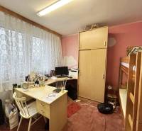 NA PREDAJ 3-IZBOVÝ BYT  S LODŽIOU, 67m2,  OKTÓBROVÁ ul,, PREŠOV - Izba s poschodovou posteľou a pracovným stolom v 3-izbovom byte.