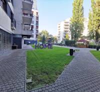 SLNEČNÝ KOMPLETNE ZARIADENÝ 2 IZB. BYT PRI ŠTRKOVECKOM JAZERE. - Bytový komplex s vnútorným nádvorím na Drieňovej ulici v Bratislave - Ružinove.