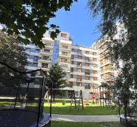 SLNEČNÝ KOMPLETNE ZARIADENÝ 2 IZB. BYT PRI ŠTRKOVECKOM JAZERE. - Bytový dom na Drieňovej ulici v Bratislave - Ružinove so zeleňou a detským ihriskom.