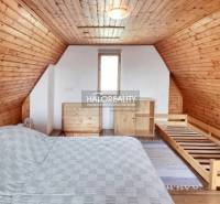 Predaj, záhradná chata Čachtice, ZO Hliník 1 - EXKLU... - Podkrovná izba so strechou a stenami obloženými drevom, posteľ a komoda.