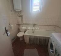 Na predaj rodinny dom v obci Iža. - Kúpeľňa v rodinnom dome s vaňou, práčkou a bojlerom.
