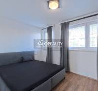 Prenájom, dvojizbový byt Stupava, Cementárenská - NO... - Spálňa s posteľou v 2-izbovom byte, okná s roletami, podlaha s dreveným dekorom.