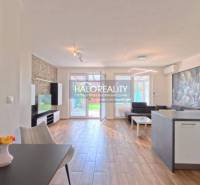 Prenájom, dvojizbový byt Stupava, Cementárenská - NO... - 2-izbový byt s podlahou s dreveným dekorom a svetlou kuchyňou.