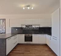 Prenájom, dvojizbový byt Stupava, Cementárenská - NO... - Kuchyňa v 2-izbovom byte s podlahou s dreveným dekorom, bielymi skrinkami a obrazuom.