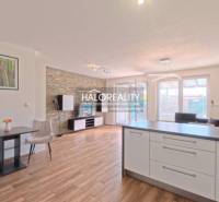 Prenájom, dvojizbový byt Stupava, Cementárenská - NO... - Svetlá obývacia izba v 2-izbovom byte s podlahou s dreveným dekorom a kuchynským ostrovčekom.