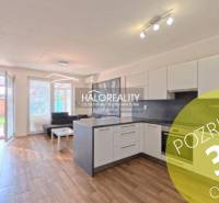 Prenájom, dvojizbový byt Stupava, Cementárenská - NO... - Kuchyňa a obývačka v 2-izbovom byte s podlahou s dreveným dekorom, prístup na terasu.