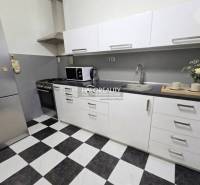 Predaj, štvorizbový byt Bratislava Petržalka, Budatí... - Kuchyňa v 4-izbovom byte s čiernobielou dlažbou a bielymi skrinkami.