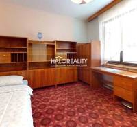 Predaj, rodinný dom Poltár - EXKLUZÍVNE HALO REALITY - Izba s kobercovou podlahou, dreveným nábytkom v rodinnom dome.