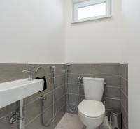 4-izbový nízkoenergický dom s pozemkom 600m2 | Alžbetin Dvor - Toaleta s umývadlom v rodinnom dome, sivé obklady, úzky priestor.