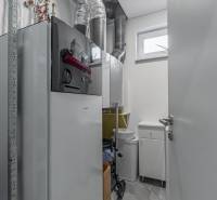 4-izbový nízkoenergický dom s pozemkom 600m2 | Alžbetin Dvor - Technická miestnosť v rodinnom dome s kotlom a ventiláciou.