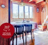 Dvojpodlažná chata v krásnom prostredí Buková, okr. Trnava - Drevený interiér chaty s jedálenským stolom, stoličkami, schodmi a tradičnými textíliami.