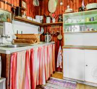 Dvojpodlažná chata v krásnom prostredí Buková, okr. Trnava - Kuchyňa v chate s dreveným obložením, tradičným nábytkom a kuchynským príslušenstvom.