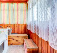 Dvojpodlažná chata v krásnom prostredí Buková, okr. Trnava - Chata s kuchynským kútom, ratanovým košom, dreveným obkladom a pestrofarebnými závesmi.