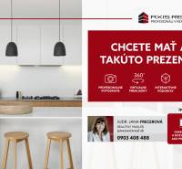 Dvojpodlažná chata v krásnom prostredí Buková, okr. Trnava - Kuchyňa v Chate so svetlým drevom, bielymi skrinkami a čiernymi svietidlami.