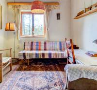 Dvojpodlažná chata v krásnom prostredí Buková, okr. Trnava - Obývacia izba v chate s pohodlným nábytkom, koberec a dekorácie na stene.