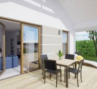 Krásny 4 izbový RD bungalov 101,65 m2 na pozemku 531 m2, Senec - Terasa rodinného domu s podlahou s dreveným dekorom, otváračkami a záhradným nábytkom.