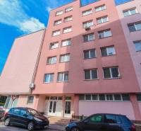 Na prenájom 2 izbový byt v Piešťanoch - Bytový dom na Mudroňovej ulici v Piešťanoch, vhodný pre 2-izbový byt.