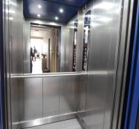 Na prenájom 2 izbový byt v Piešťanoch - Interiér výťahu s osvetlením a kovovými stenami v 2-izbovom byte.