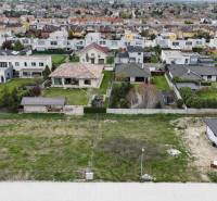 Praktický a úsporný rodinný dom v Bernolákove, Jelšova - Rodinné domy v Bernolákove na Jelšovej ulici, obklopené záhradami a zelenými plochami.