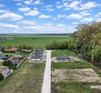 Praktický a úsporný rodinný dom v Bernolákove, Jelšova - Rodinný dom na Jelšovej ulici v Bernolákove obklopený prírodou a prístupovou cestou.