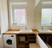 Tichý 2i byt v TOP Lokalite Nív | Trenčianska, BA - Kúpeľňa s umývadlom, zrkadlom a práčkou v 2-izbovom byte.