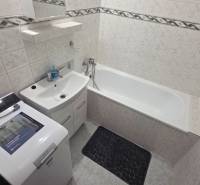 Prenájom veľký 1 izbový byt 48m2 Vráble- Centrum - Kúpeľňa s vaňou a práčkou v 1-izbovom byte, svetlé obklady a úložný priestor.