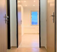 Nový nájomné 1 izbové byty v Prievidzi - ihneď k dispozícii - Chodba s keramickou dlažbou a vstupom do izby s podlahou s dreveným dekorom.