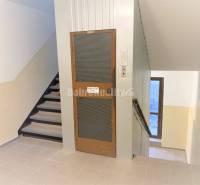 Nový nájomné 1 izbové byty v Prievidzi - ihneď k dispozícii - Schodisko bytového domu s výťahom v Prievidzi na T. Vansovej, priestor pri 1-izbovom byte.