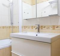 Predaj 4 izbový byt v TOP lokalite Ondavská ulica  BA II Ružinov- Nivy - Kúpeľňa so sprchovacím kútom, zrkadlovou skrinkou a umývadlom v 4-izbovom byte.
