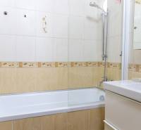 Predaj 4 izbový byt v TOP lokalite Ondavská ulica  BA II Ružinov- Nivy - Kúpeľňa s obkladom a vaňou v 4-izbovom byte, svetlé farby a sprchová ružica.