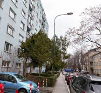 Predaj 4 izbový byt v TOP lokalite Ondavská ulica  BA II Ružinov- Nivy - Viacposchodový bytový dom na Ondavskej ulici v Bratislave - Nivy, obklopený autami a stromami.