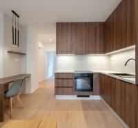 KOMPLETNÁ REKONŠTRUKCIA- 3i 54 m² + balkón - Dubnica nad Váhom - Kuchyňa v 3-izbovom byte s dreveným dekorom a štýlovým osvetlením.