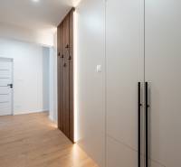 KOMPLETNÁ REKONŠTRUKCIA- 3i 54 m² + balkón - Dubnica nad Váhom - Chodba v 3-izbovom byte so svetlou stenou a podlahou s dreveným dekorom.