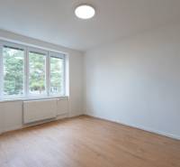KOMPLETNÁ REKONŠTRUKCIA- 3i 54 m² + balkón - Dubnica nad Váhom - Priestranná miestnosť s veľkým oknom a podlahou s dreveným dekorom v 3-izbovom byte.