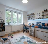 KOMPLETNÁ REKONŠTRUKCIA- 3i 54 m² + balkón - Dubnica nad Váhom - Detská izba v 3-izbovom byte s podlahou s dreveným dekorom a policami plnými hračiek.