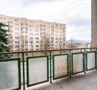 KOMPLETNÁ REKONŠTRUKCIA- 3i 54 m² + balkón - Dubnica nad Váhom - Balkón 3-izbového bytu v Dubnici nad Váhom s výhľadom na bytový dom a zeleň.