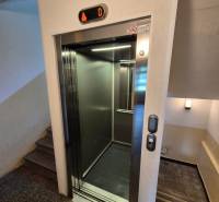 Prenájom 2-izbového bytu Bratislava II, Ružinov - Schodisko a výťah v obytnom dome na ulici Andreja Mráza v Bratislave - Ružinove.